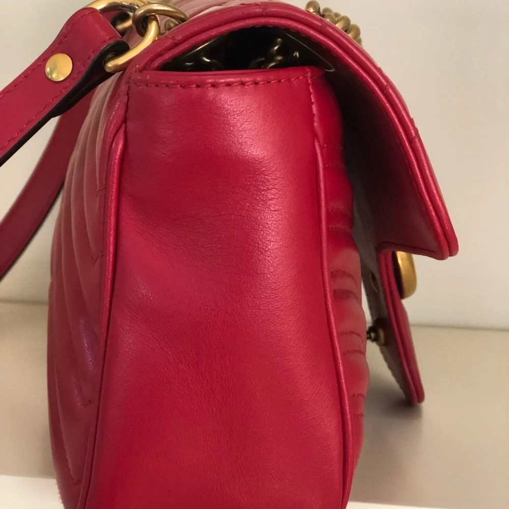 Small GG Marmont chain shoulder bag in Hibiscus Red - Picture 4 of 9
